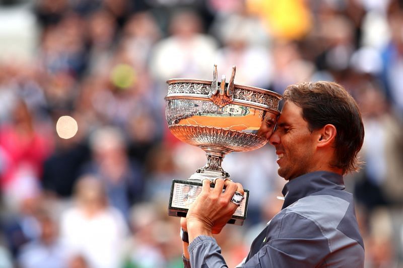 Rafael Nadal posa con el trofeo del Abierto de Francia 2019