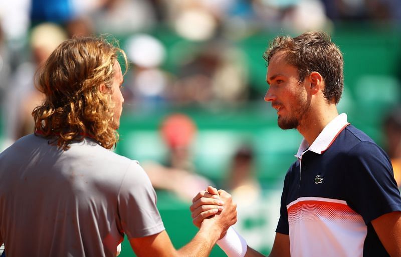 Daniil Medvedev (R) a Stefanos Tsitsipas si potřásají rukou na Rolex Masters 2019 v Monte Carlu