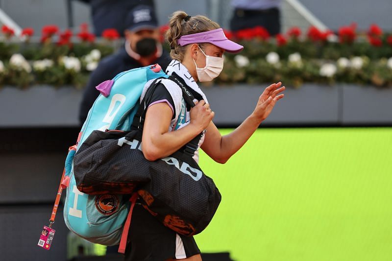 Elise Mertens lascia il campo dopo essersi ritirata dalla partita contro Aryna Sabalenka a Madrid