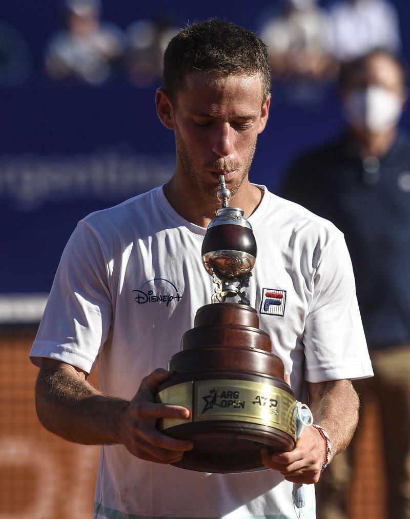 Diego Schwartzman pózuje s trofejí na Argentina Open