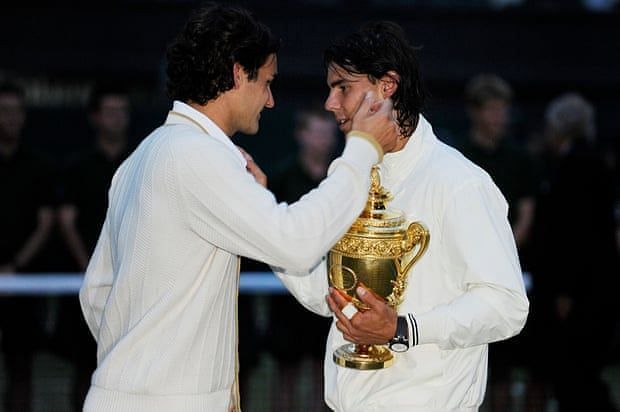 Roger Federer a Rafael Nadal po svém wimbledonském eposu v roce 2008