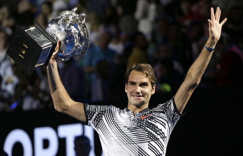 Federer zvedl v roce 2017 svůj pátý titul na Australian Open