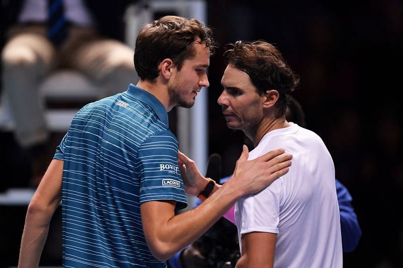 Daniil Medveděv (L) a Rafael Nadal