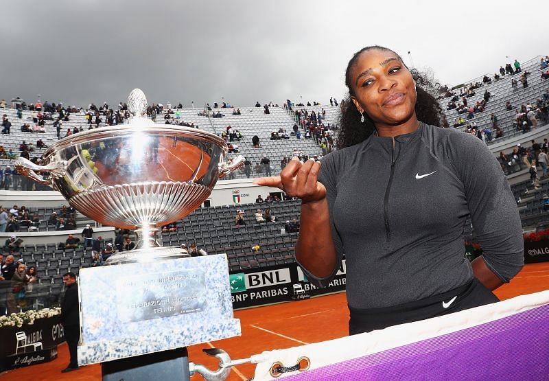 Serena Williams pózuje s trofejí Italian Open v roce 2016