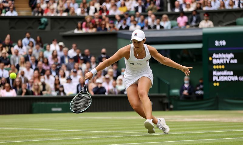 Ashleigh Barty ตีแบ็คแฮนด์สไลซ์ระหว่างวิมเบิลดัน 2021