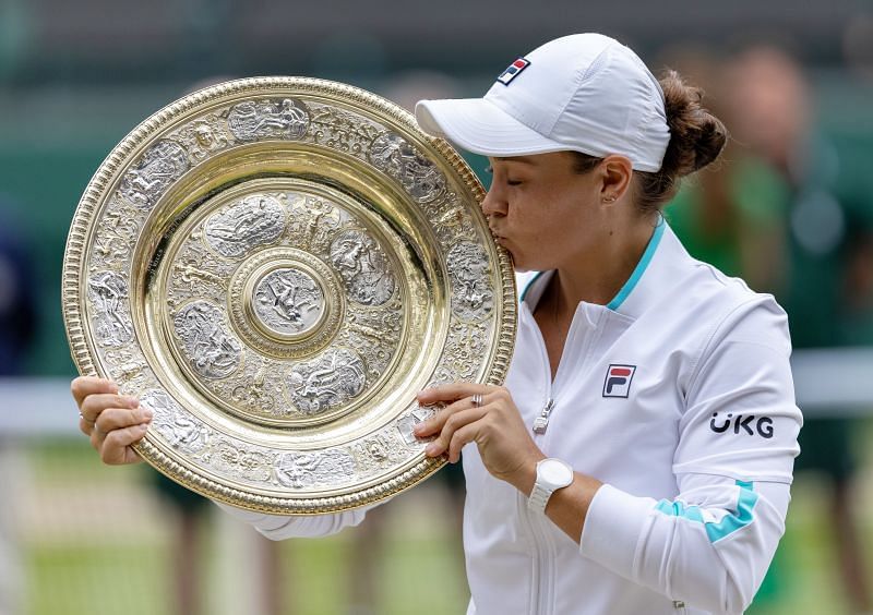 Ashleigh Barty กับถ้วยรางวัล Wimbledon 2021