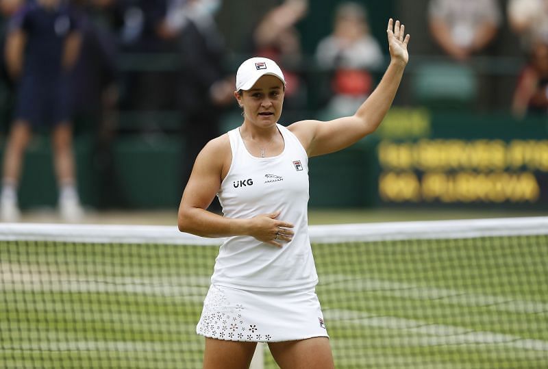 Ashleigh Barty โบกมือให้ฝูงชน Center Court ระหว่าง Wimbledon 2021