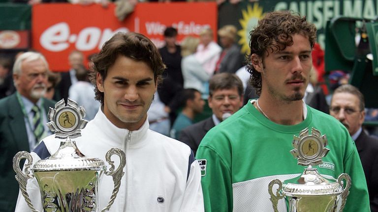 Roger Federer a Marat Safin (R) pózují na ceremoniálu trofeje Halle Open 2005