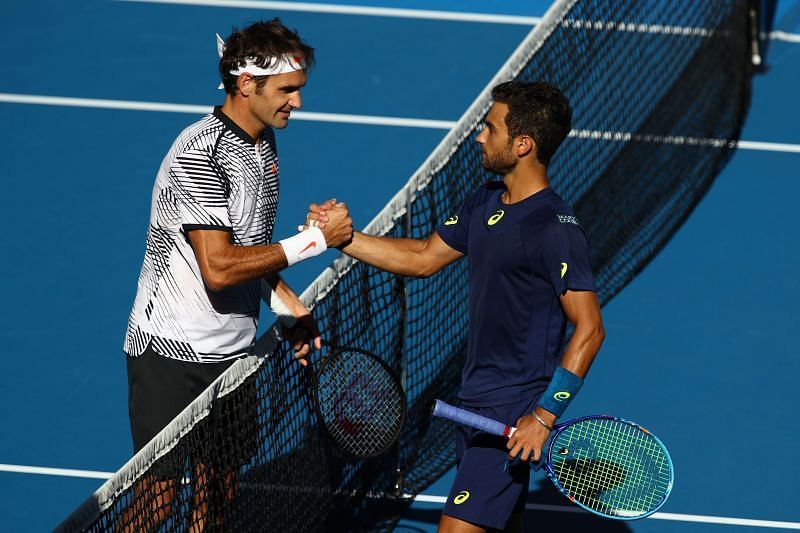 Roger Federer (L) și Noah Rubin la Australian Open din 2017.