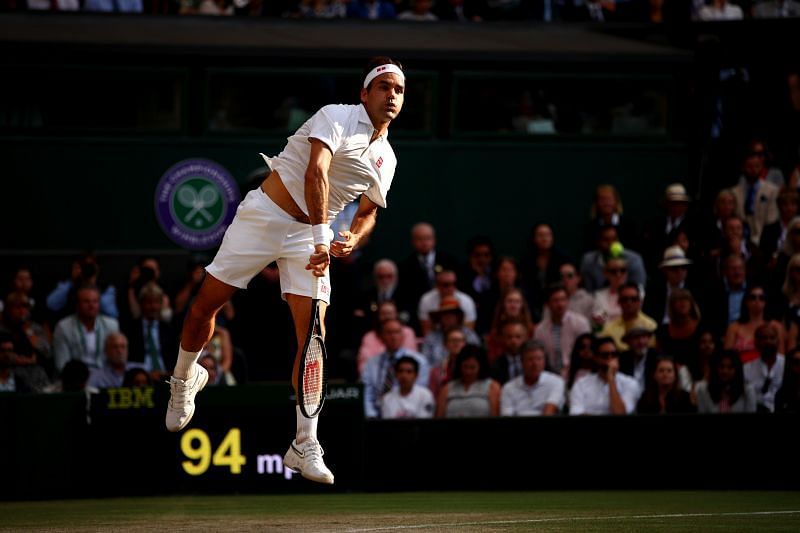 Roger Federer slouží ve Wimbledonu 2019
