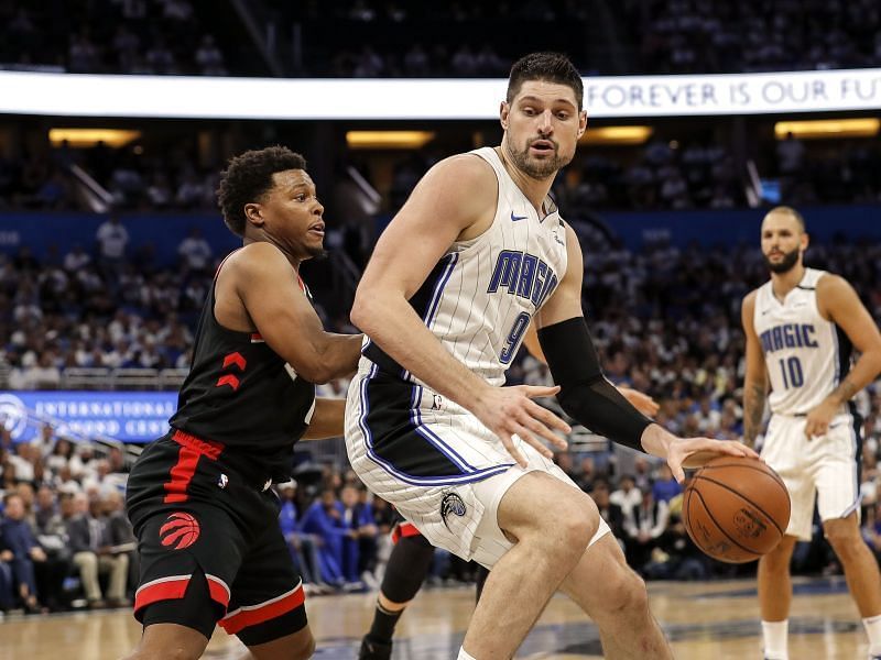 Nikola Vucevic (R) habla muy bien de Novak Djokovic