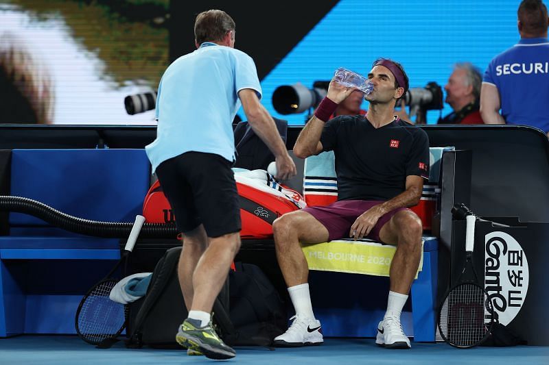 Roger Federer recibe tratamiento médico en el Abierto de Australia 2020