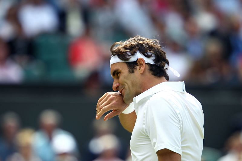 Roger Federer mira en Wimbledon 2011