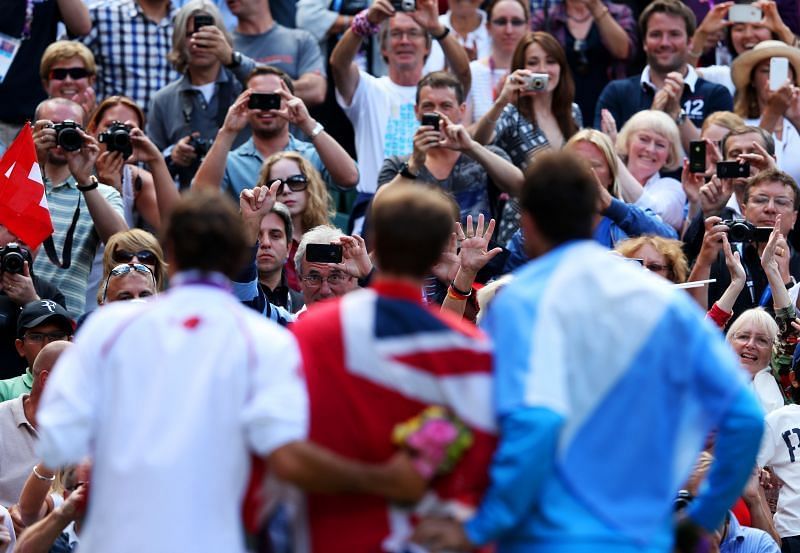 Roger Federer (L) și Juan Martin del Potro (R) la ceremonia de medalie din Londra 2012