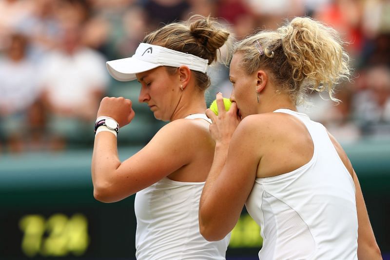 Barbora Krejcikova (L) ja Katerina Siniakova
