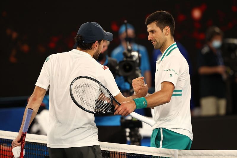 Novak Djokovič si na Australian Open 2021 podává ruku s Aslanem Karatsevem