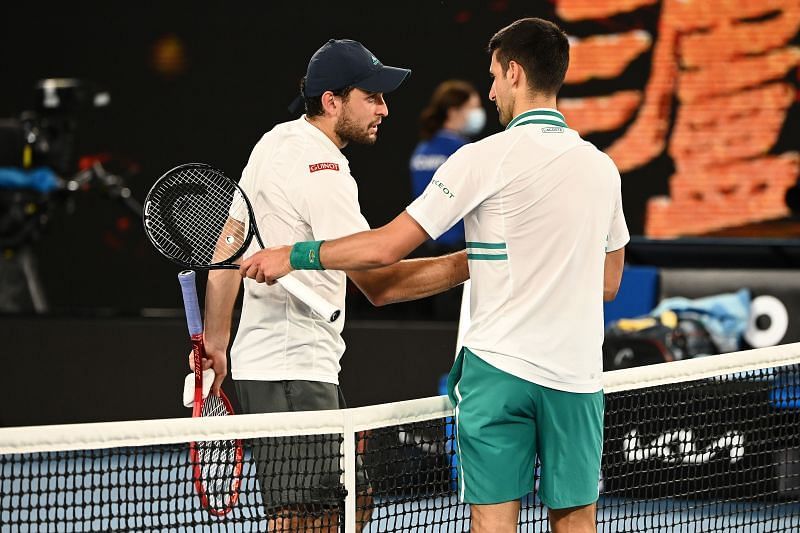 Aslan Karatsev (L) och Novak Djokovic efter semifinalen i Australian Open 2021