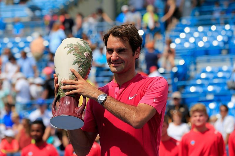 Roger Federer drži trofej nakon što je u kolovozu 2015. u Cincinnatiju u Ohiju pobijedio Novaka Đokovića i osvojio Western & Southern Open u teniskom centru Linder Family.