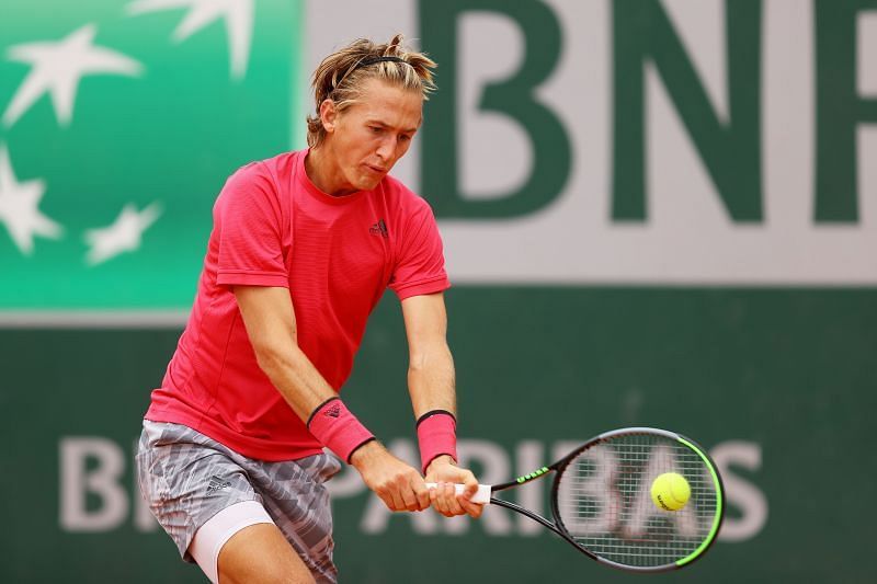Sebastian Korda durante su victoria en la tercera ronda sobre el español Pedro Martínez en el Abierto de Francia