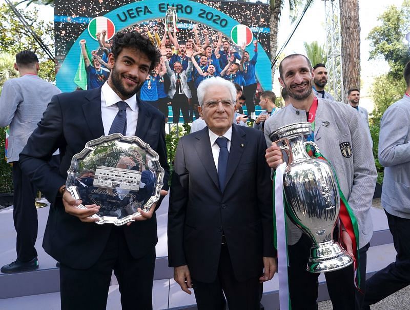 Matteo Berrettini se svou trofejí pro Wimbledona a Giorgio Chiellini (zcela vpravo)