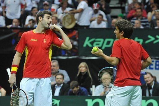 Hispaania tennisist Marcel Granollers (L) vestleb oma meeskonnakaaslase Marc Lopeziga