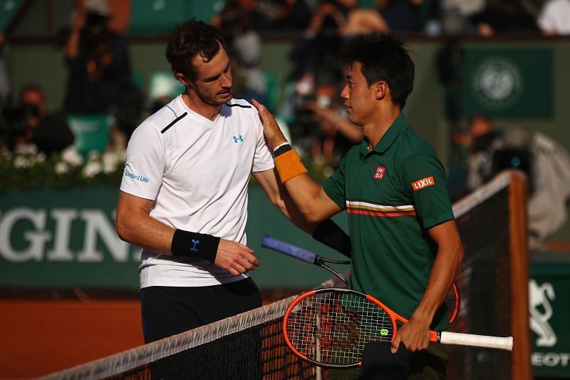 錦織圭は、2017年全仏オープンでの準々決勝戦の後にアンディマリーを祝福します