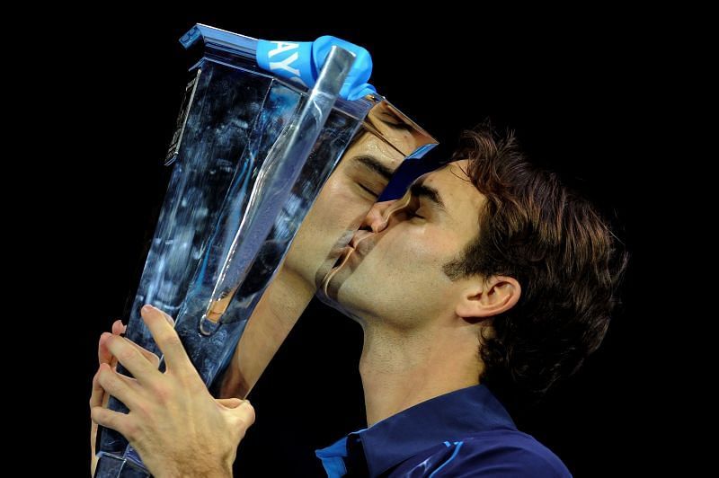 Rodžers Federers ar 2011. gada ATP Pasaules tūres fināla trofeju