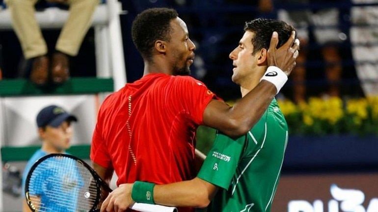 Monfils (dreapta) îl întâmpină pe Djokovic la plasă după semifinala lor