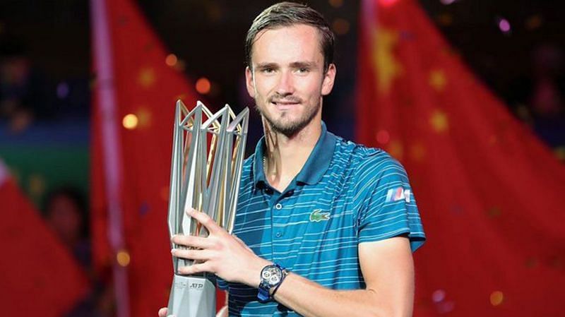 Daniil Medvedev mit der Shanghai Masters-Trophäe