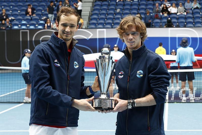 Daniil Medvedev ja Andrey Rublev poseerivad ATP karika karikaga