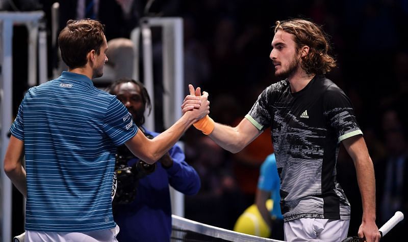 Daniil Medvedev (L) a Stefanos Tsitsipas