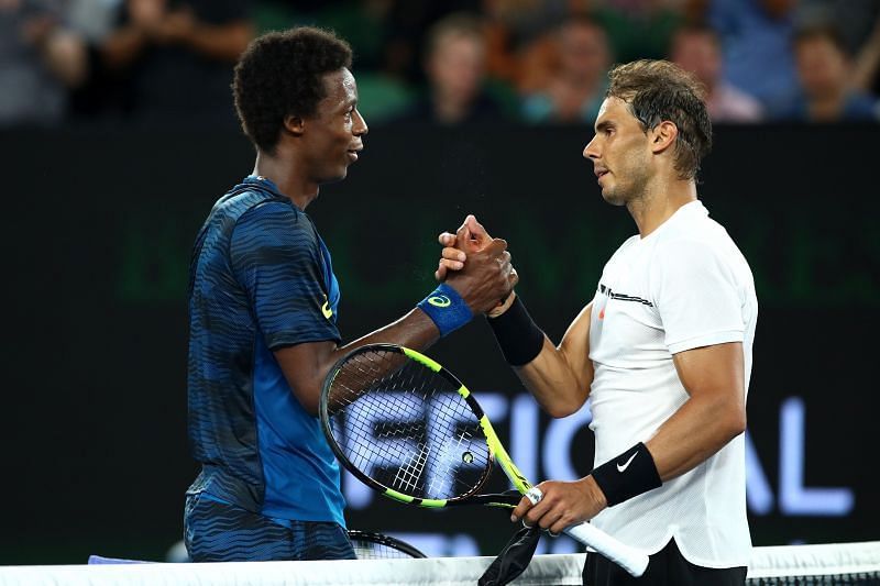 Rafael Nadal blahopřeje Gael Monfils poté, co vyhrál svůj zápas čtvrtého kola na Australian Open 2017