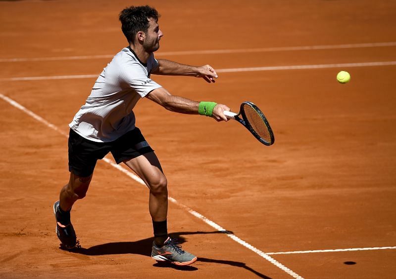 Juan Ignacio Londero returns a shot