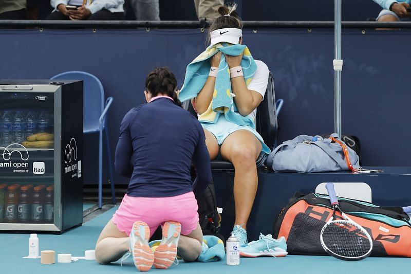 Bianca Andreescu během lékařského oddechového času v Miami