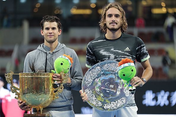 Dominic Thiem (L) se kvalifikoval do Londýna a Stefanos Tsitsipas je na dosah