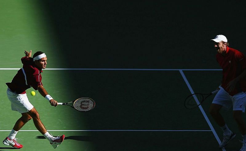 Roger Federer a Marc Rosset v semifinále Davis Cupu 2003 mezi Austrálií a Švýcarskem