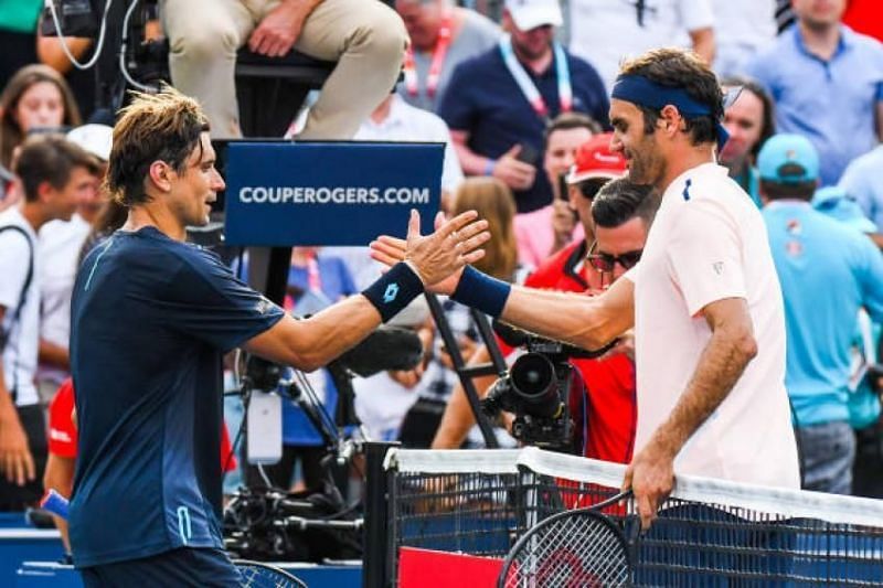 Ferrer (vlevo) prohrál s Federerem již po sedmnácté v roce 2017 Coupe Rogers
