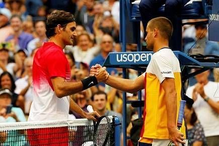 Federer (vpravo) porazil Youzhnyho po sedmnácté na US Open 2017