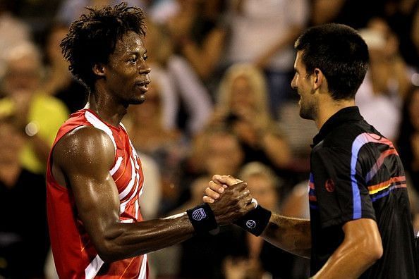 Djokovič (vpravo) porazil Monfils ve všech 17 odehraných zápasech