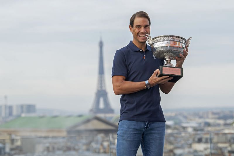 Rafael Nadal s trofejí French Open 2020, kterou vyhrál porážkou Novaka Djokoviče ve finále