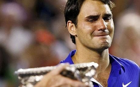 Emocionální: Roger Federer pláče, když sleduje, jak Nadal předává trofej