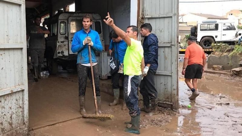 Rafael Nadal participando en las labores de limpieza durante las inundaciones de 2018 en Mallorca