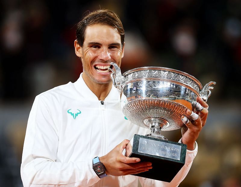 Rafael Nadal con su título del Abierto de Francia 2020
