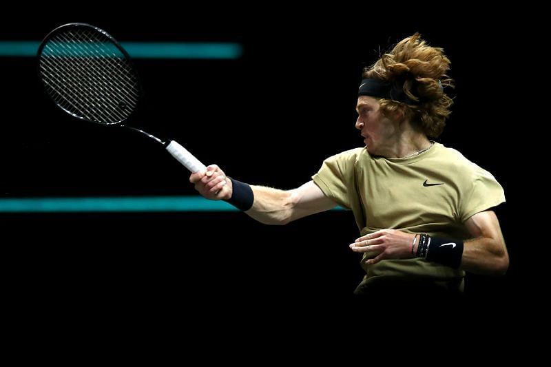 Andrey Rublev se bude snažit diktovat hru od základní linie.