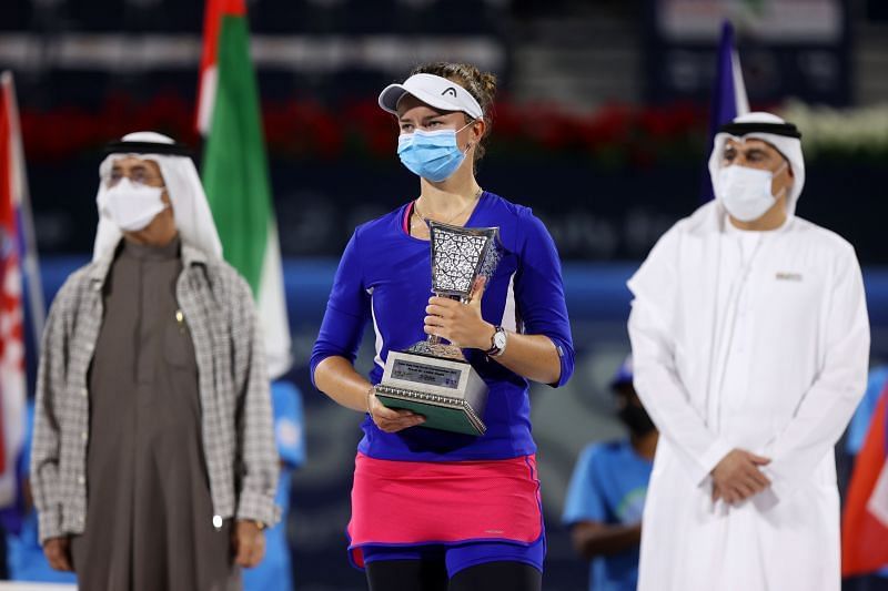 Barbora Krejcikova bij de presentatieceremonie in Dubai
