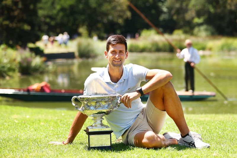 Ο Νόβακ Τζόκοβιτς με το τρόπαιο του Australian Open 2019