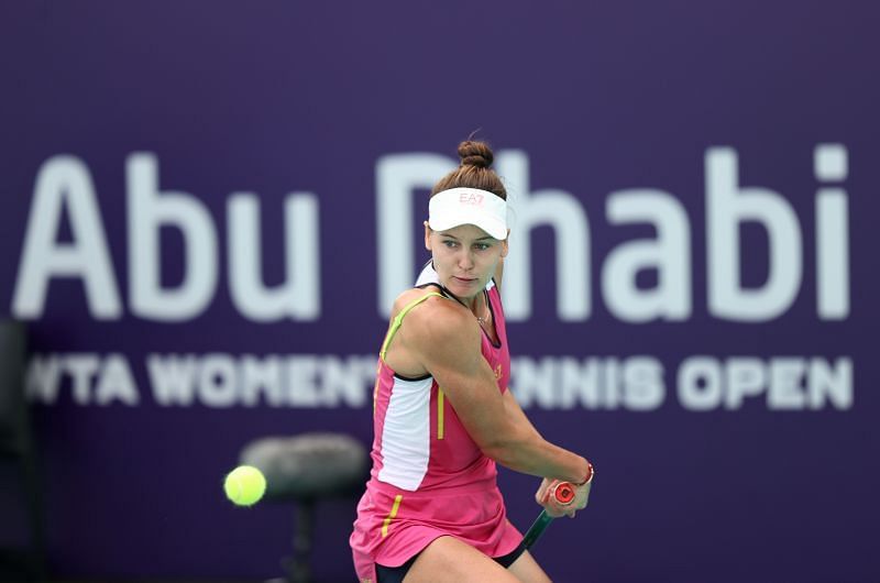 Η Veronika Kudermetova σε δράση στο WTA Women του Αμπού Ντάμπι το 2021