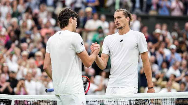 Zverev a appelé les gens"that are not maybe from the tennis world" for cheering too loudly for his opponent on Center Court.