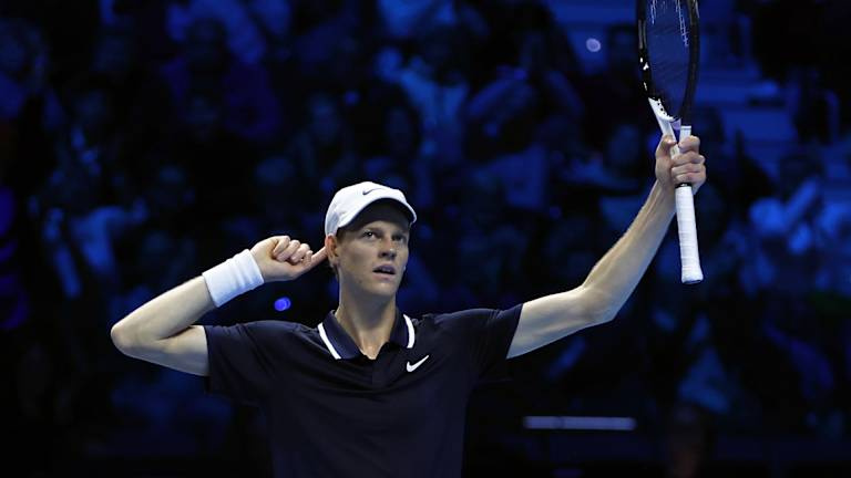 Jannik Sinner ia echipamentul de top al lui Taylor Fritz și găsește unul mai înalt, în revanșa de la Torino
