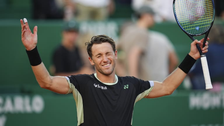 Casper Ruud îl învinge în sfârșit pe Djokovic și Stefanos Tsitsipas îl dobândește pe Sinner pentru a organiza finala Masters de la Monte Carlo